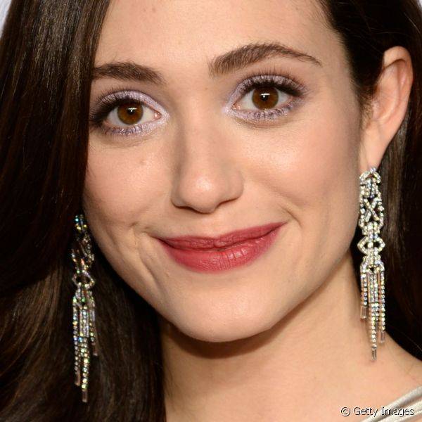 Para o Tony Awards de 2014, a atriz escolheu uma sombra roxa cintilante para contornar os olhos criando um efeito super diferente e ousado